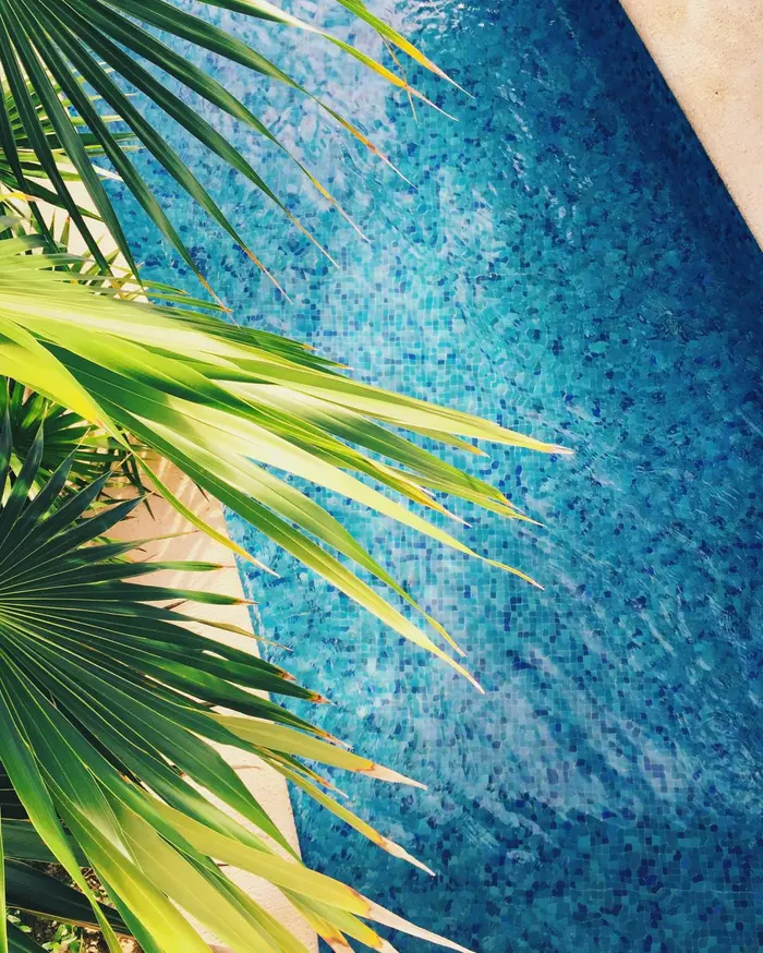 Aplicação de revestimento pastilha em piscina - MB Revesti